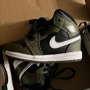 Nike Kids' Black and Green Sneakers